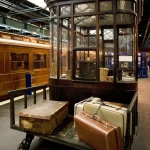 Bureau de Contrôle Ferroviaire avec Bagages Anciens