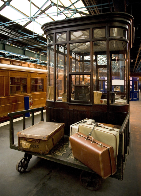AKG1105582.webp Bureau de Contrôle Ferroviaire avec Bagages Anciens – Image 1
