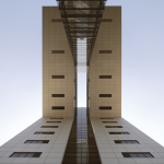 Bâtiment moderne avec passerelle en verre