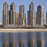 Gratte-ciels modernes près d'une rivière