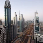 Vue panoramique de la skyline de Dubaï au crépuscule