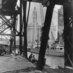 Construction Industrielle devant un Canal avec Bâtiment en Arrière-Plan