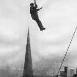 Homme suspendu en l'air sur un chantier