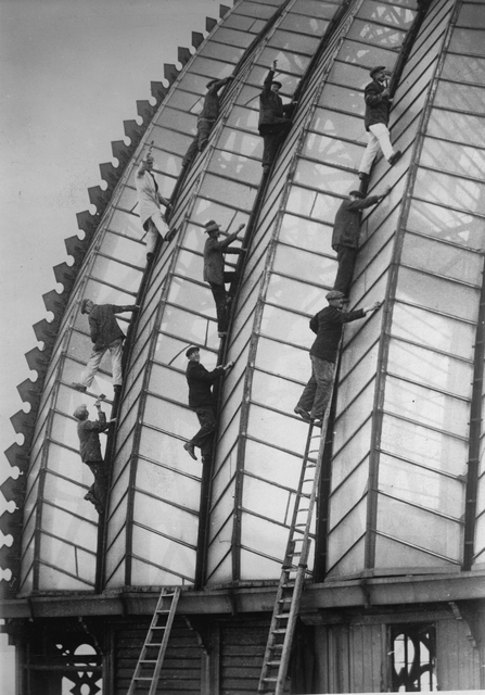 AKG1106880.webp Travailleurs Nettoyant une Verrière – Image 1