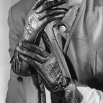 Femme portant des gants en cuir
