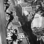 Ouvriers sur un gratte-ciel en construction