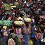 Scène Animée d'un Marché Traditionnel en Amérique Centrale