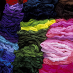 Tas de fils colorés regroupés en écheveaux