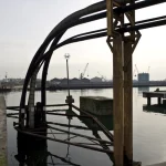 Structure métallique et grues dans un port industriel