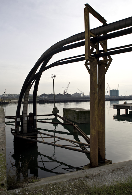 AKG1110904.webp Structure métallique et grues dans un port industriel – Image 1