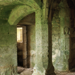 Vieux corridor en pierre avec arches voûtées