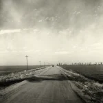 Route déserte traversant une plaine