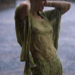 Femme dansant sous la pluie