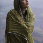 Femme en sari vert sous la pluie