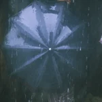 Femme sous la pluie avec un parapluie