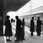 Scène de Gare en Noir et Blanc, Voyageurs Attendant le Train