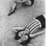 Trois femmes en maillot de bain sur la plage, années 1930