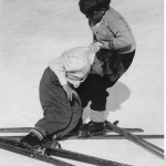 Deux garçons apprenant à skier