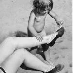 Enfant jouant sur la plage