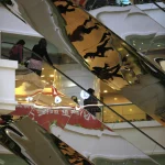 Escalators dans un centre commercial avec reflets artistiques