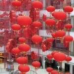 Décorations de lanternes rouges dans un centre commercial