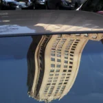 Reflet d'un bâtiment sur une voiture