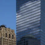 Reflet d'un vieux bâtiment dans une tour en verre