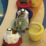 Rencontre entre deux hommes au café