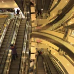 Escaliers mécaniques et reflets dans un centre commercial moderne