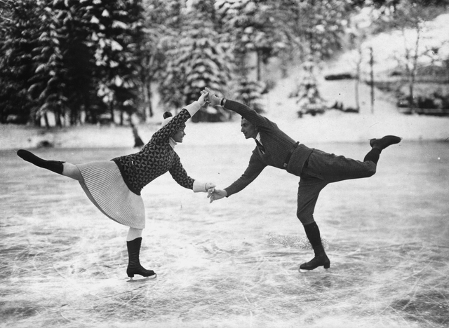 AKG117186.webp Patineurs artistiques en extérieur – Image 1
