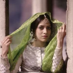 Femme en tenue traditionnelle avec voile vert
