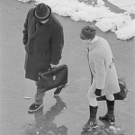 Promenade hivernale en ville de deux personnes