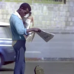 Homme lisant un journal à l'extérieur