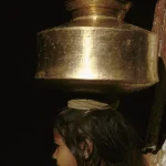 Fille portant une cruche sur la tête.