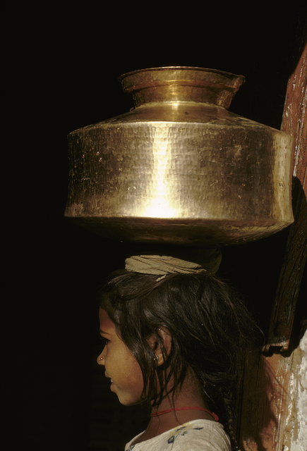 AKG1266033.webp Fille portant une cruche sur la tête. – Image 1