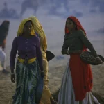 Femmes en tenues traditionnelles sur la plage