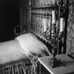 Lit Ancien et Chandeliers dans une Chambre Classique