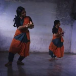 Danse traditionnelle indienne en intérieur