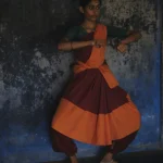 Danseuse traditionnelle en costume vibrant