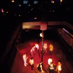 Danseurs sur une piste de danse colorée dans une salle de concert