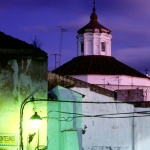 Église et lampadaire dans une rue de nuit