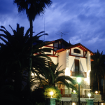 Maison de style espagnol avec palmiers au crépuscule