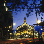 Nuit à Madrid : Edifices Illuminés et Circulation