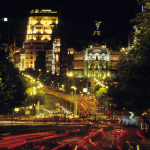 Nuit urbaine illuminée par les néons