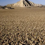 Montagne aride sous un ciel bleu