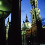 Basilique au Crépuscule Aperçu de Derrière les Colonnes