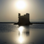 Ruin au coucher de soleil sur un lac