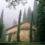 Vieille église en pierre dans la brume