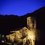 Eglise en pierre sous un ciel nocturne bleu