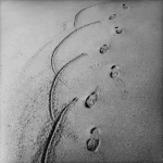 Traces de pas et lignes sur le sable